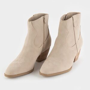 NWOT DV by Dolce Vita Pueblo Short Western Boots - Sand - 9